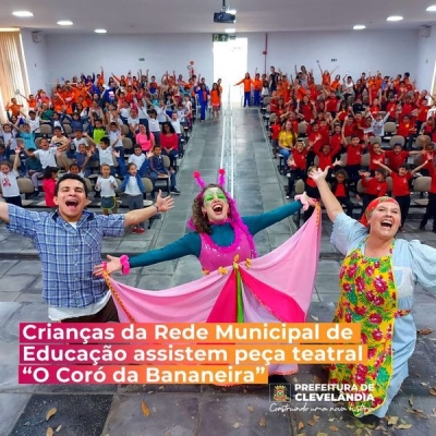 Crianças da rede municipal de educação assistem peça teatral “O Coró da Bananeira”.